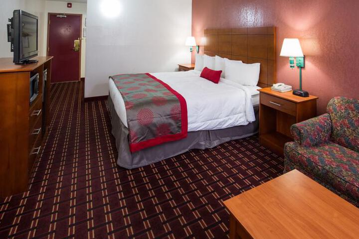 RAMADA BY WYNDHAM MEDFORD HOTEL AND CONF