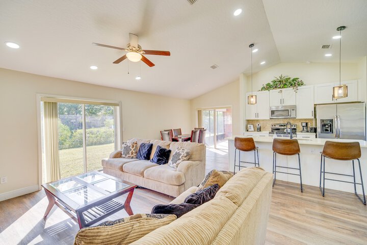 Sunny Palm Bay Home w / Screened Porch Near Beaches