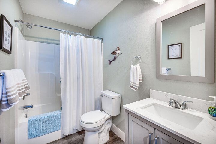Kitty Hawk Apartment w / Hot Tub - 1 Mi to Beach!