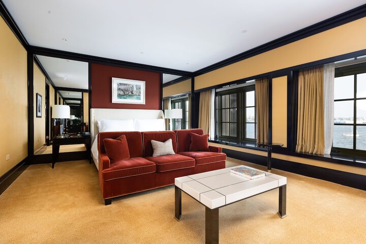 Room 43 of 121