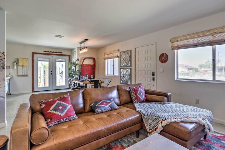 Indie-eclectic Desert Home w / Hot Tub + Patio