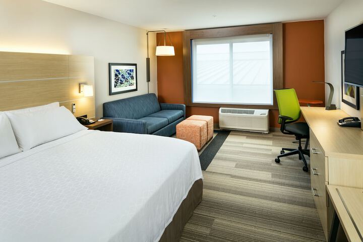 Holiday Inn Express & Suites Medford by IHG
