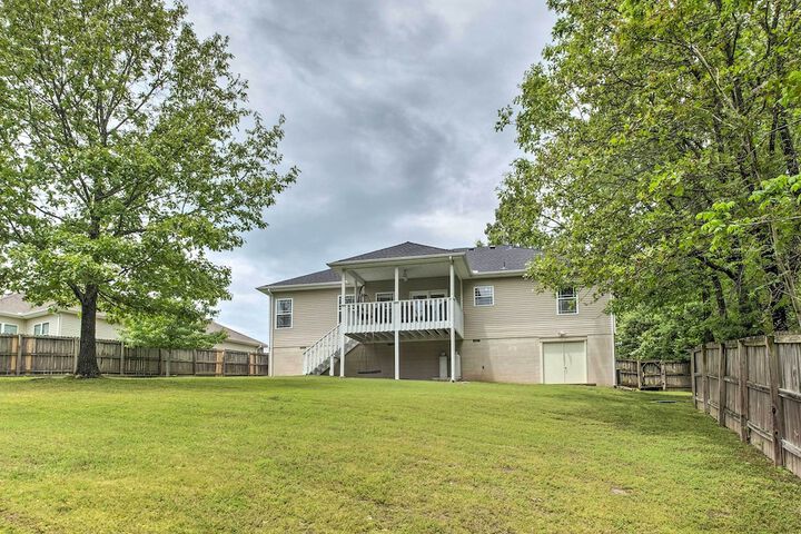 Bella Vista Home w / Yard: Half Mile to Trails!