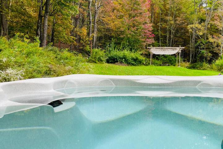 Cozy Cottage with Jacuzzi Sauna, Fire Pit and Reading Nook!