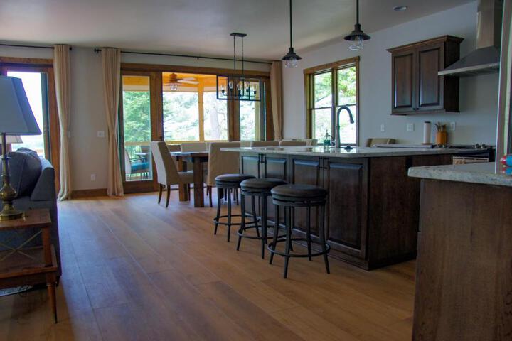 Lakefront Home 4 Bedroom 4 Bath Sleeps 12