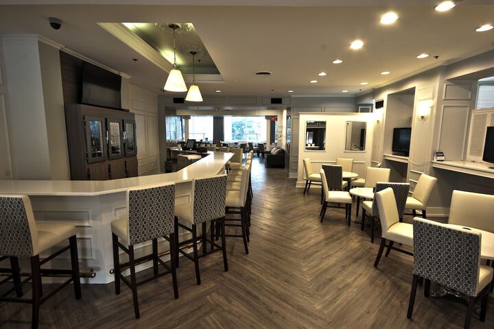 Lounge 63 of 67