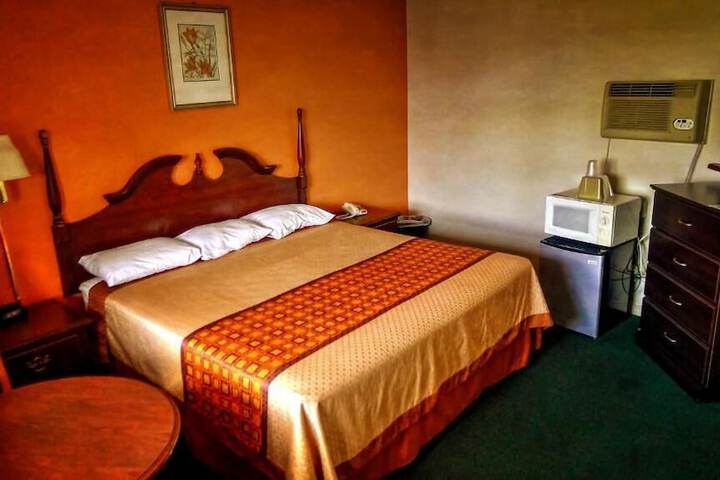 NASSAU HOLIDAY MOTEL
