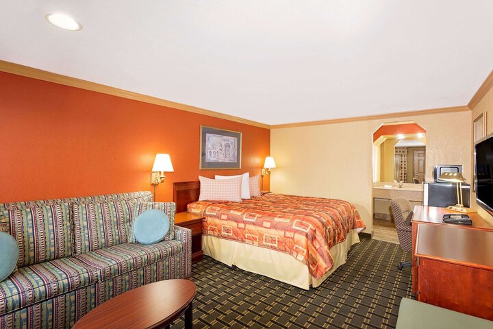 Room 7 of 16