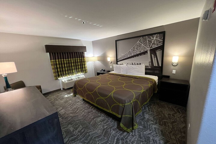 Super 8 by Wyndham Lake Charles / Sulphur
