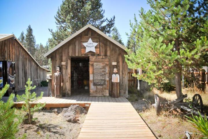 Bend-Sunriver Camping Resort Studio Cabin 8