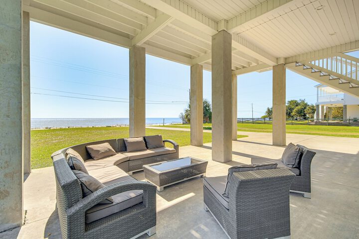 Walk to Beach: Oceanfront Home w / Outdoor Kitchen