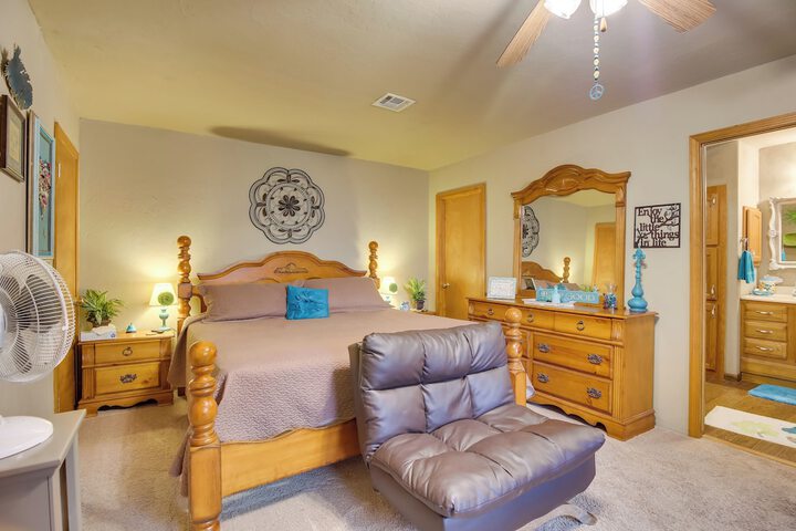 Cozy Lake Eufaula Hideaway w / Fire Pit & Hot Tub!
