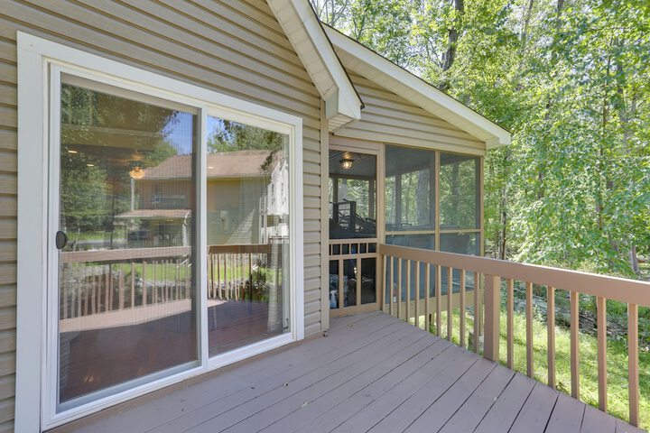 Pools Hot Tub & More: Bushkill Mountain Getaway!
