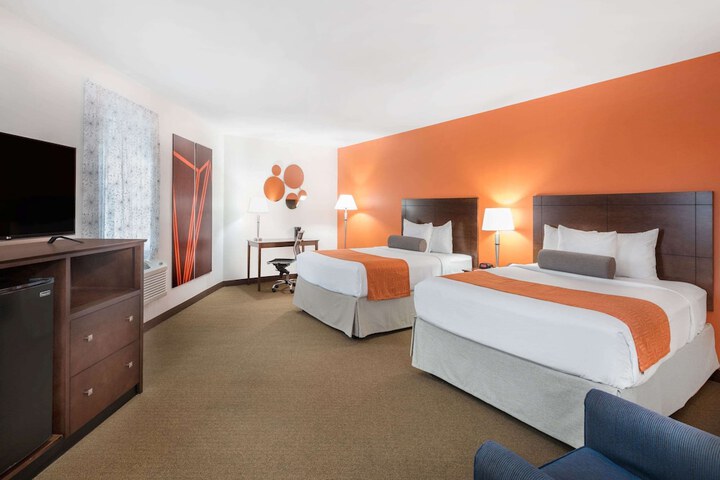 Howard Johnson by Wyndham Quincy / Boston
