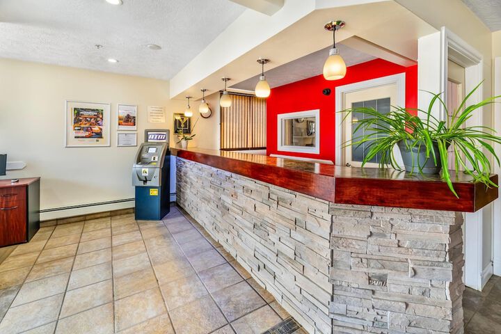 Econo Lodge Inn & Suites