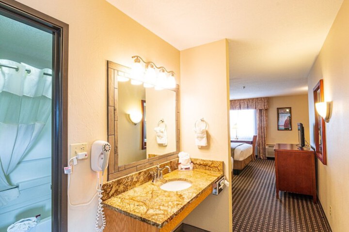 Room 15 of 33