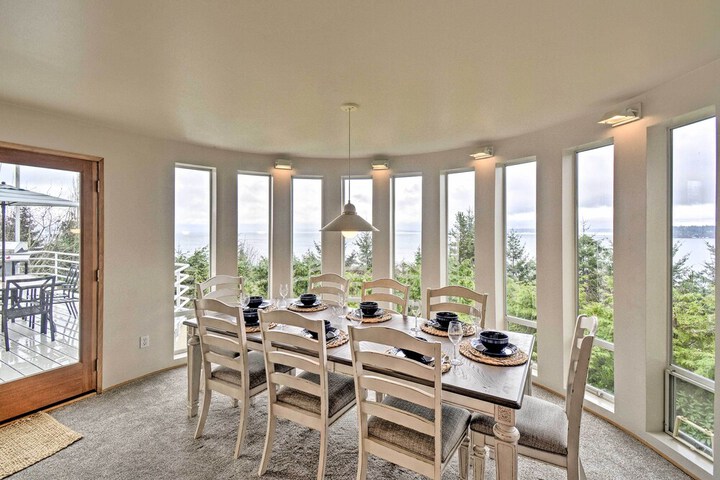 Unique Port Ludlow Home w / 3 Decks & Hot Tub!