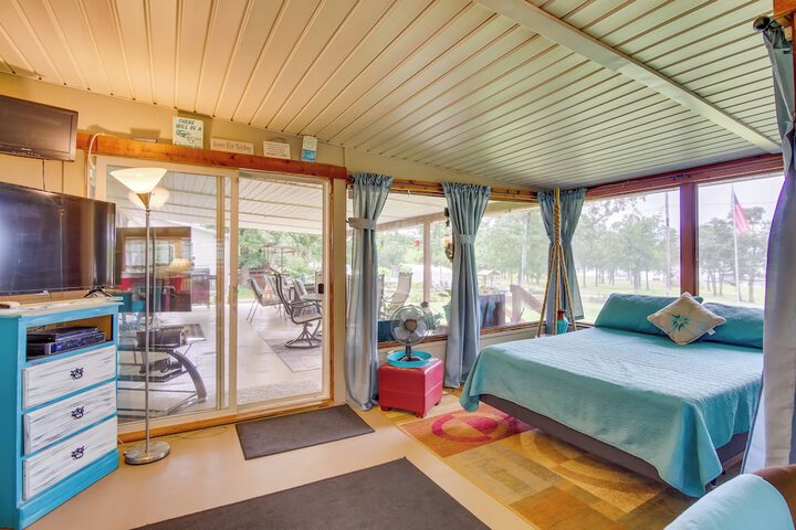 Cozy Lake Eufaula Hideaway w / Fire Pit & Hot Tub!