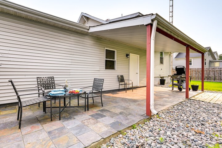 Grand Blanc Rental w / Gas Grill & Private Yard