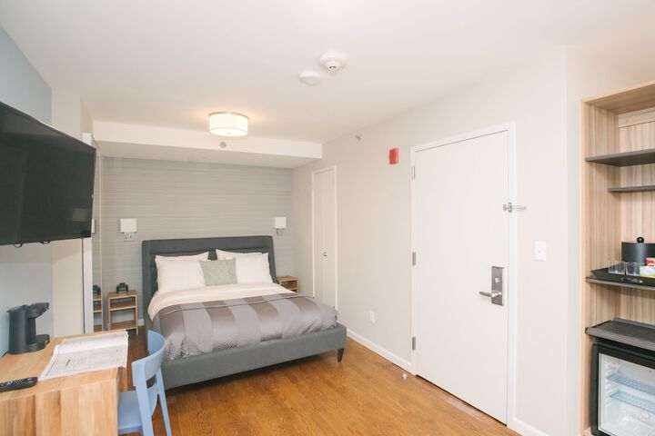 Room 32 of 69