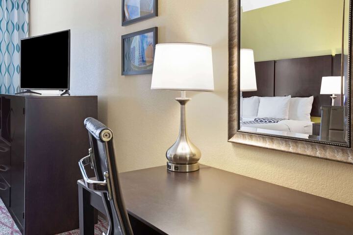 La Quinta Inn & Suites by Wyndham Houston Pasadena North