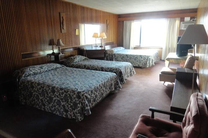 Room 10 of 32