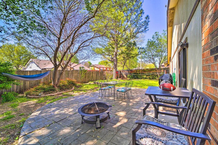 Family-friendly Broken Arrow Retreat w / Yard!