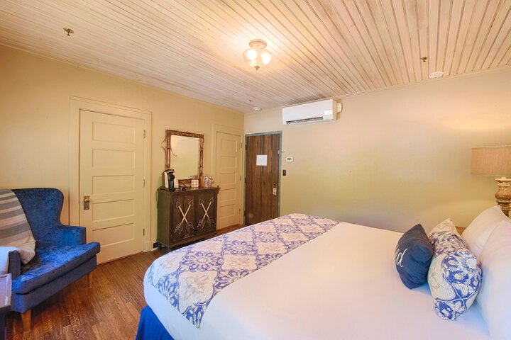 Room 51 of 243