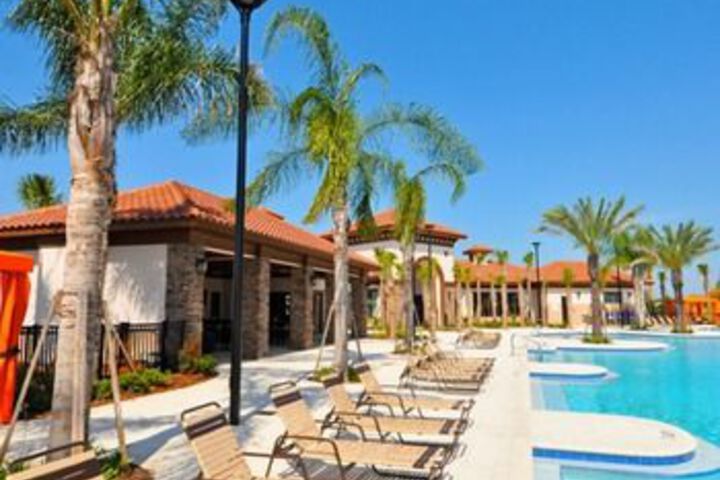 Oakview 4213 6 Br Villa by RedAwning