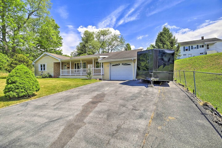 Bluefield Retreat w / Pool Table: Near Parks!