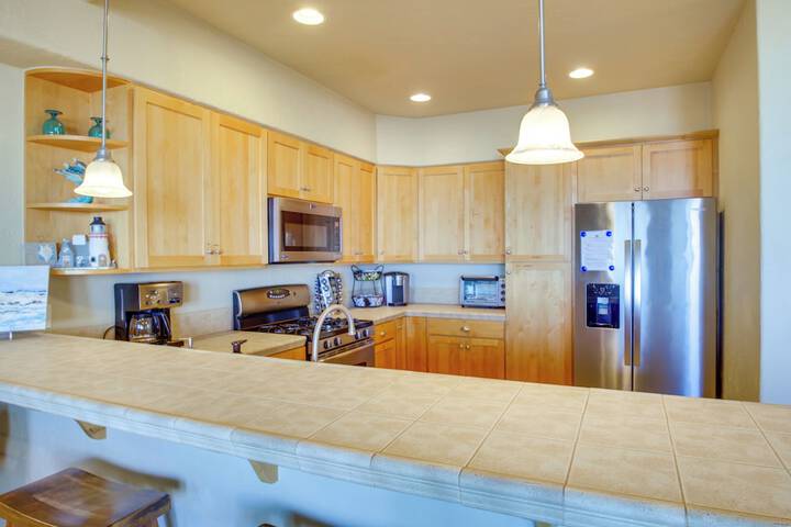 Quiet Waterfront Escape w / Hot Tub & Beach Access!