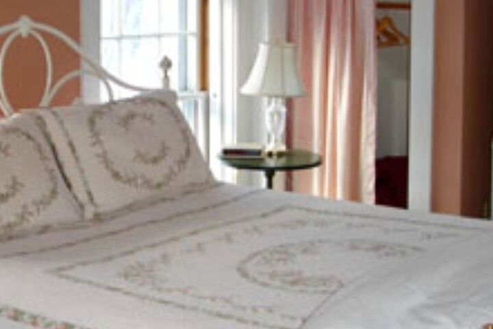 THE TRUMBULL HOUSE BED AND BREAKFAST