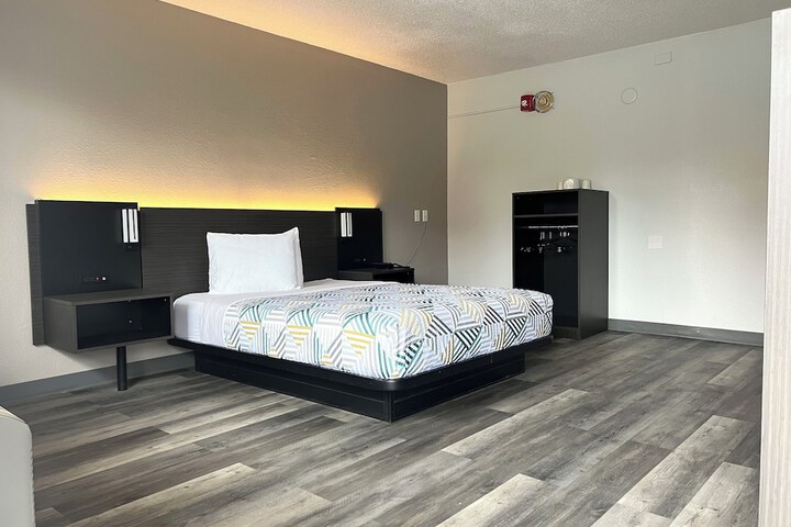 Motel 6 Middleburg Heights OH - Cleveland