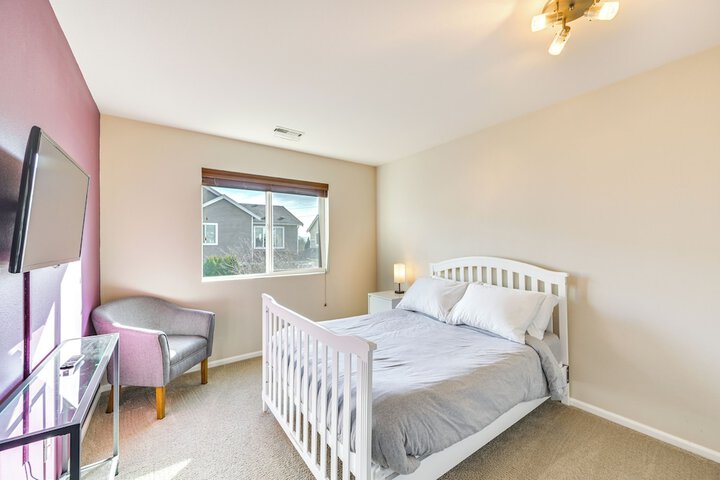 Spacious Kent Home Near Seatac Airport w / Patio