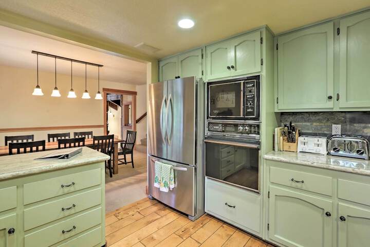 North Lake Tahoe Cabin: 4 Mi to the Beach!