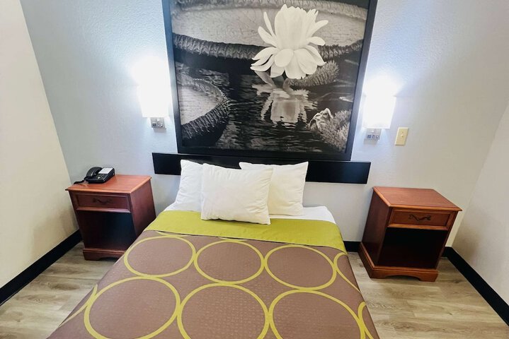 Super 8 by Wyndham Pittsburgh / Monroeville