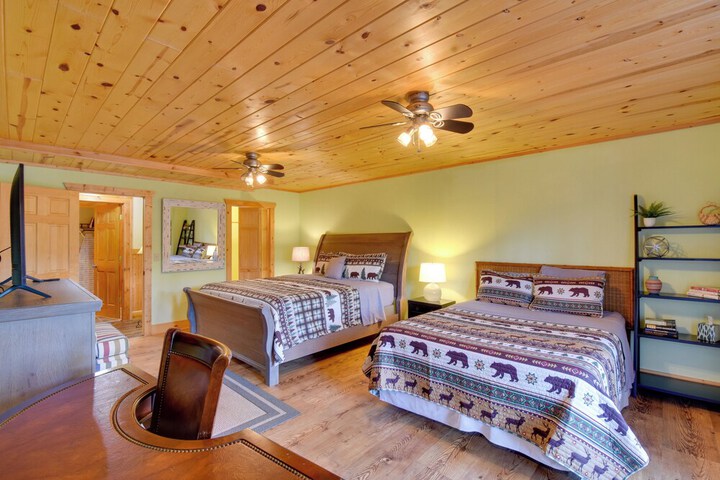 Ellijay Cabin Rental w / Hot Tub + Mountain Views!