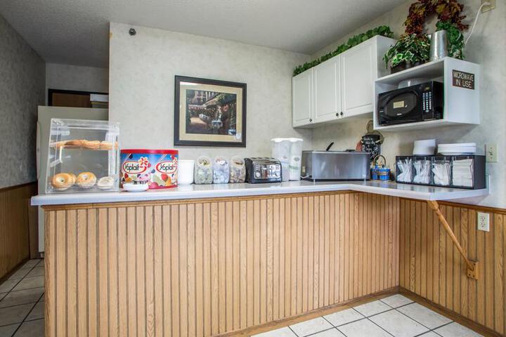 Econo Lodge Inn & Suites