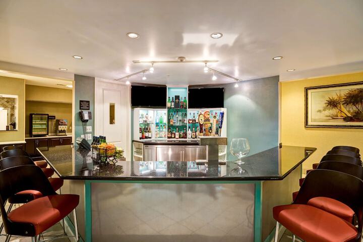 Lounge 54 of 61