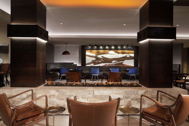 Lounge 70 of 76