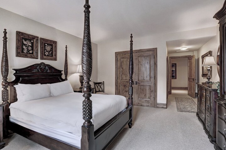 Room 302 of 450