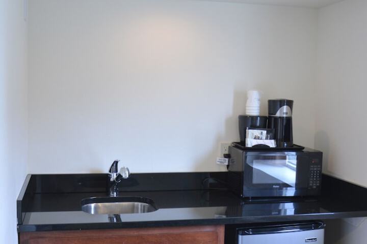 Days Inn & Suites by Wyndham Milwaukee