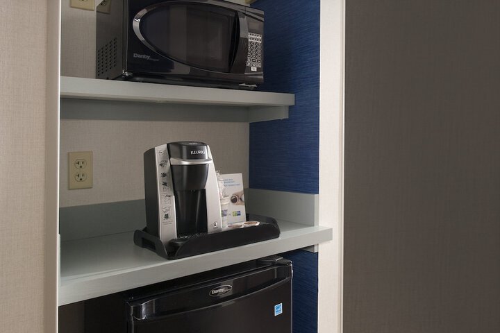 Holiday Inn Express & Suites Altoona by IHG
