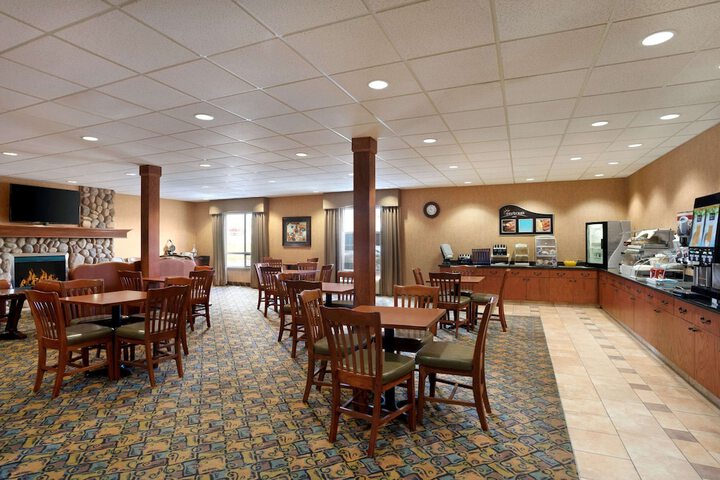 Dining 16 of 19