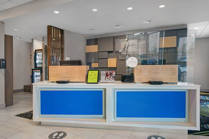 Holiday Inn Express & Suites Milwaukee - Brookfield by IHG