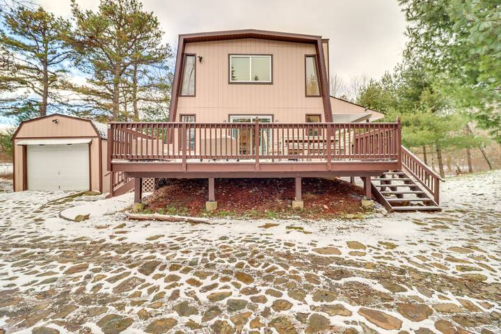 Family Home in Long Pond w / Fire Pit & Lake Access