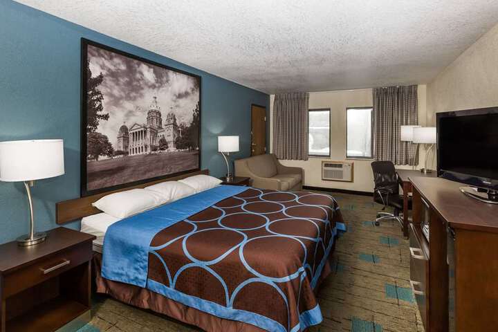 Super 8 by Wyndham Urbandale / Des Moines Area