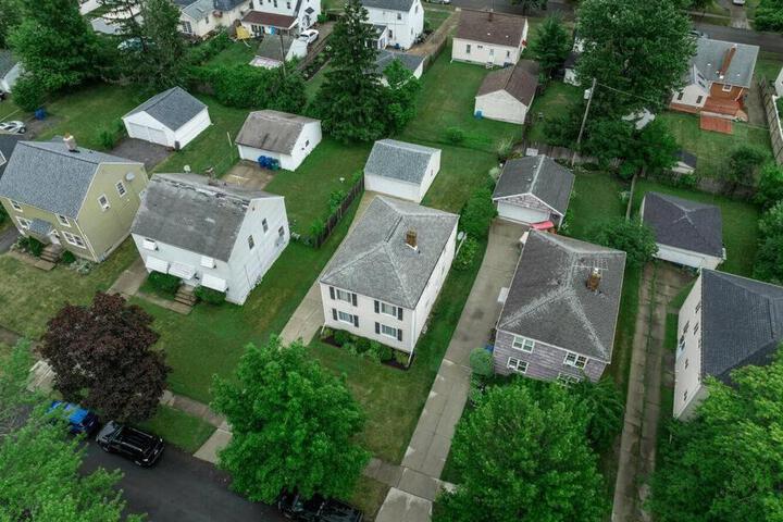 Gorgeous 2 Queen Bedroom Apartment in North Buffalo with 70 inch TV