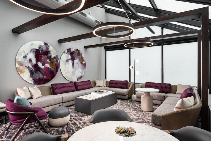 Lounge 75 of 89