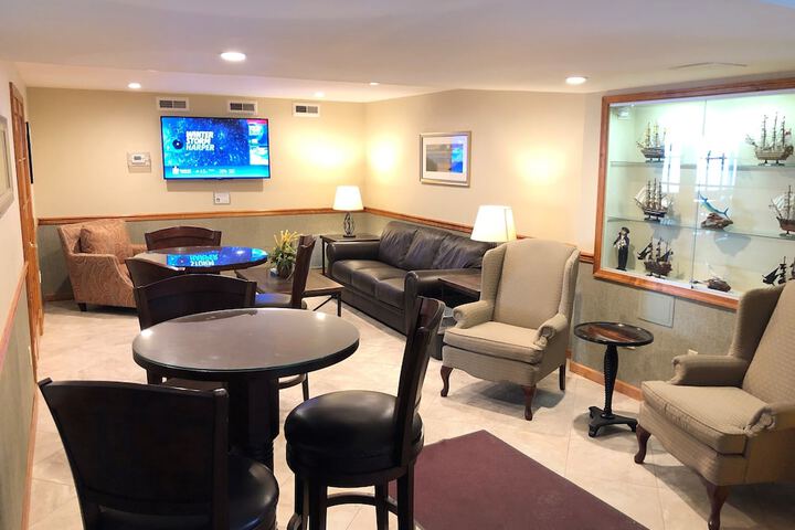 Lounge 37 of 43